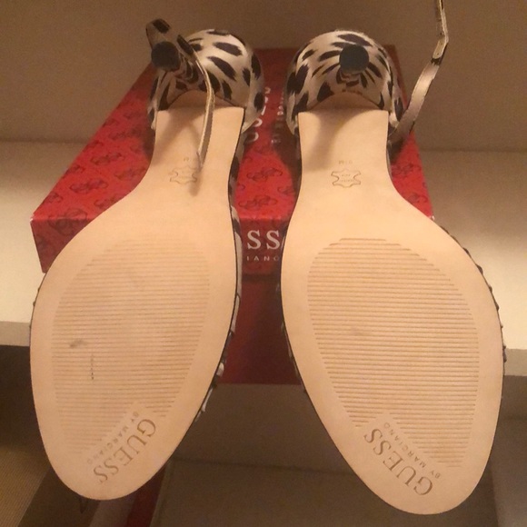 Guess satin stilettos, leather sole. - Picture 3 of 5